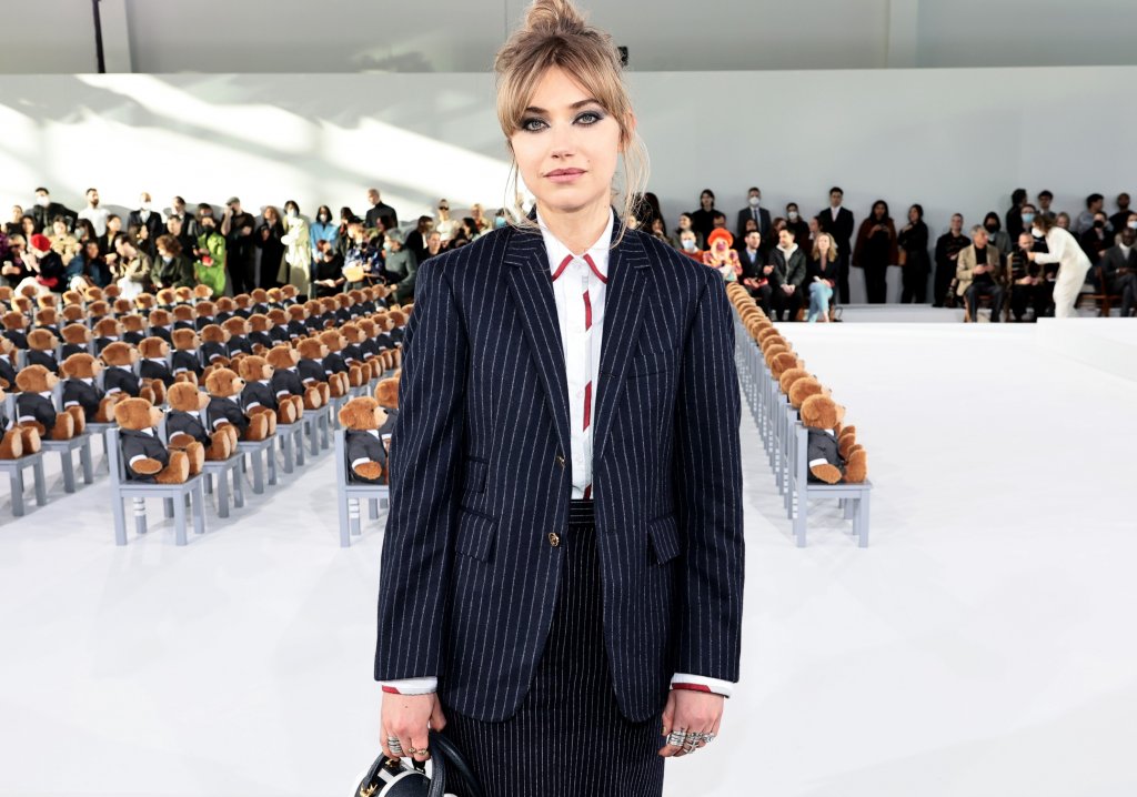 Корпоративният шик
Костюмите продължават да са черешката на тортата при модните предложения. През зима 2023/2024 обаче навлизат по-тъмните нюанси на съчетанието. От бонбонено розово и неоново зелено минаваме на тъмно кафяво и тъмно синьо. Костюмите на райета или с флорални мотиви също присъстват сред тенденциите, но трябва да имате предвид, че ако решите да ги носите, трябва да сте по-умерени с аксесоарите.