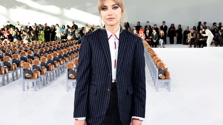 Корпоративният шик
Костюмите продължават да са черешката на тортата при модните предложения. През зима 2023/2024 обаче навлизат по-тъмните нюанси на съчетанието. От бонбонено розово и неоново зелено минаваме на тъмно кафяво и тъмно синьо. Костюмите на райета или с флорални мотиви също присъстват сред тенденциите, но трябва да имате предвид, че ако решите да ги носите, трябва да сте по-умерени с аксесоарите.