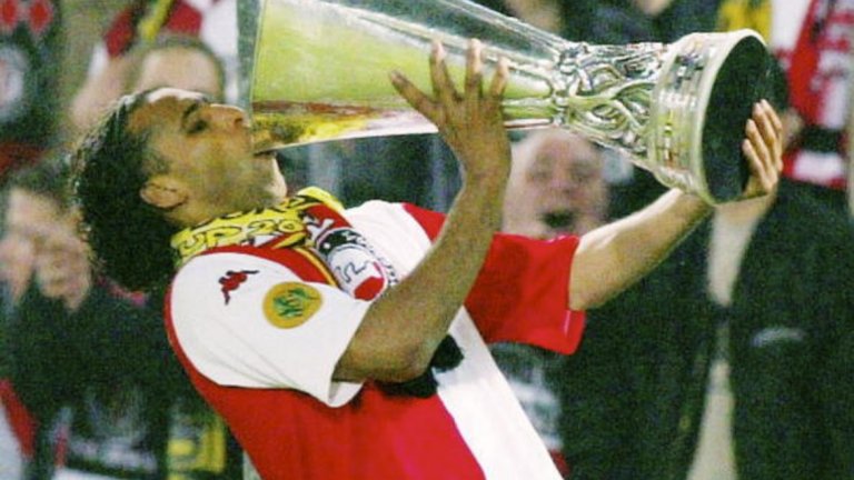 Пиер ван Хойдонк заслужено отпива блажен еликсир от трофея, след като собственоръчно изведе Фейенорд до триумфа за Купата на УЕФА през сезон 2001/02