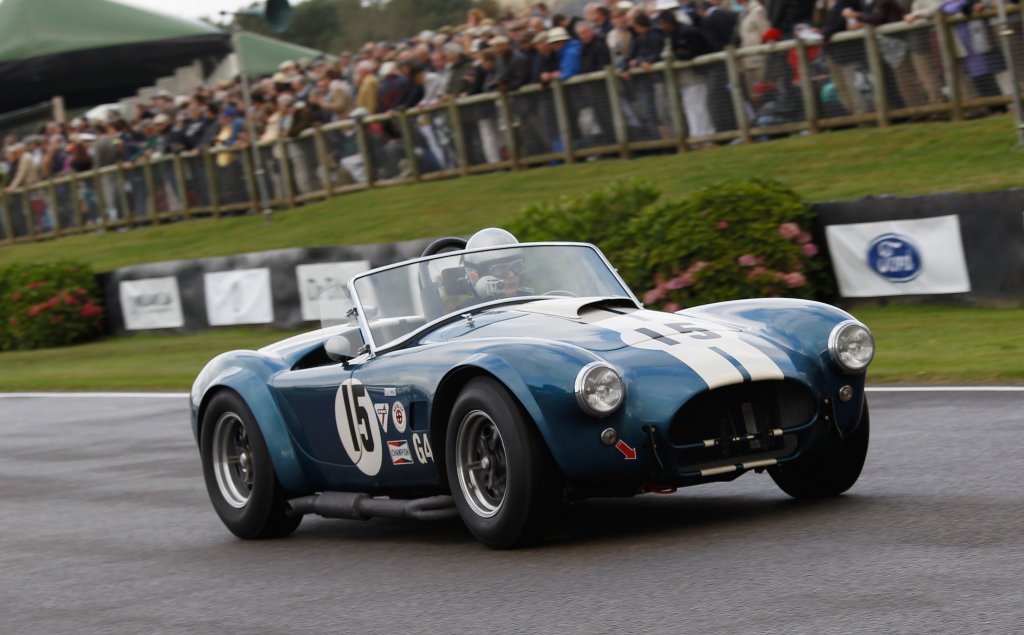 Ford Shelby Cobra от 1966 г.
Shelby Cobra се опитва да комбинира доза от европейския автомобилен дизайн с типично американското представяне на пътя. Двигателят е осемцилиндров и предлага до 437 конски сили. Достатъчно показателно е, че моделът успява да бие заклетите си конкуренти от Ferrari в някои от най-важните състезания през 60-те години на миналия век.