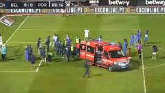 Ужасяващ сблъсък прати играч на Порто в болница (видео)