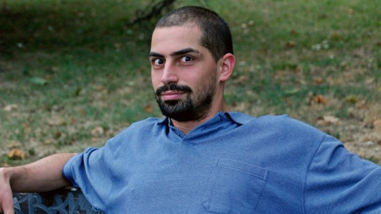 Е... И още един от компанията дръзва да бъде сниман. Стоян от София, на 28 години, приятел на Владо."Аз бира не пия. Относно Международния ден на бирата, според мен в България трябва специално да има дни, в които бирата да бъде забранена, за да не се напиват хората. Зависи от бирата, де."Малко крайно, но пък оригинално предложение, не може да се отрече.