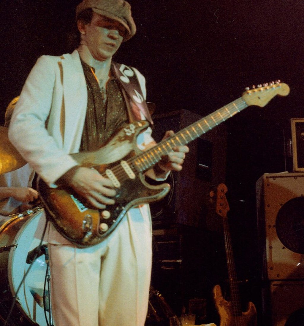 800px-Stevie_Ray_Vaughan_Live_1983