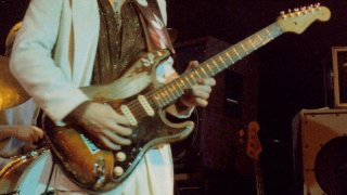 800px-Stevie_Ray_Vaughan_Live_1983