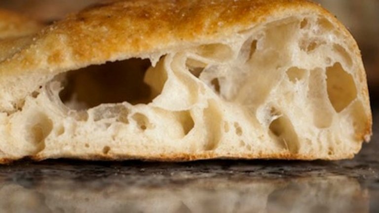 Ала пала - На лопатка
Тя се продава предимно във фурните, сервира се на хартия. Най-честите варианти са бяла пица (само тесто), червена пица (с доматен сос) или с моцарела. Класическият вариант е бялата пица, която е хубава и в самостоятелен вариант, но с тънко нарязана мортадела е невероятна.