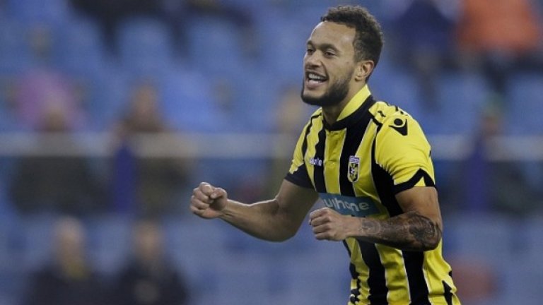 Люис Бейкър (Челси, под наем във Витес, 21 г.)
Челси има десетки таланти, дадени под наем из цяла Европа, но за Люис Бейкър казват, че е специален. С 10 гола в 20 мача за Витес полузащитникът напълно оправдава ласкавите думи по свой адрес. През 2014 г. Жозе Моуриньо заяви: „Ако Бейкър, (Изи) Браун и (Доминик) Соланке не бъдат национали до няколко години, вината ще е моя.“ Бейкър се надява да последва съдбата на Натаниел Чалоба, който също бе отдаван под наем постоянно, но най-накрая Антонио Конте му даде шанс да се докаже във Висшата лига.