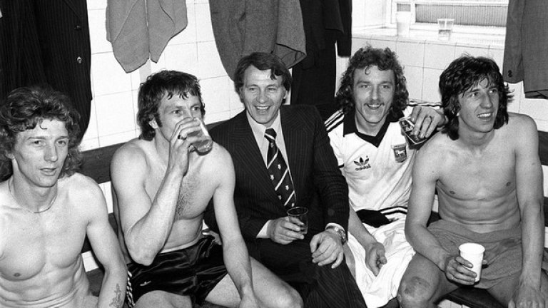 Минути след края на същия мач - кадър от съблекалнята на победителите. Сър Боби Робсън, мениджър на Ипсуич, пие по бира с играчите си за класирането на финала - първо и единствено в историята на клуба. Там Ипсуич бие Арсенал с 1:0.