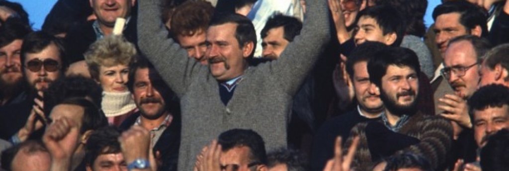 Лех Валенса на трибуните по време на сблъсъка от КНК между аматьорския Лехия Гданск и колоса Ювентус. Датата е септември 1983 г. 