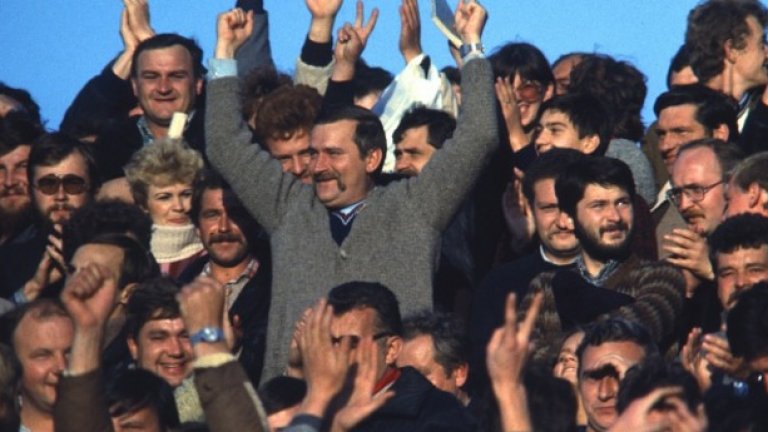 Лех Валенса на трибуните по време на сблъсъка от КНК между аматьорския Лехия Гданск и колоса Ювентус. Датата е септември 1983 г.