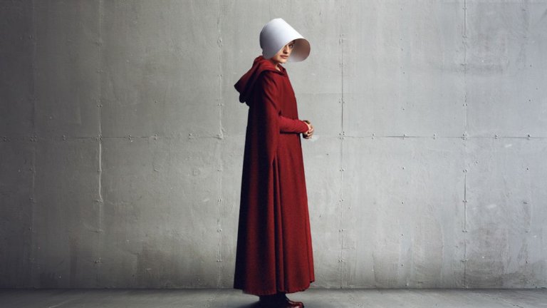 "Историята на прислужницата" (The Handmaid's Tale)
Пред екранните адаптации на книги винаги стои един и същ проблем: как ще продължат, след като събитията от книгата вече са разказани? "Историята на прислужницата" се сблъска с този въпрос още в края на първия си сезон, пренесъл успешно на екран едноименната книга на Маргарет Атууд. Зрителите обаче искаха да видят още от Елизабет Мос като Офред и света на Гилеад, в който жени като нея се използват за разплод.
Следващите два сезона, въпреки съветите на Атууд, очевидно нямаше как да задържат точно това ниво (вижте какво направи липсата на изходен материал с последните сезони на Game of Thrones) и постепенният спад беше неизбежен. Плановете са "Историята на прислужницата" да продължи с четвърти сезон, а надеждите - повечето време за подготовката му, което пандемията осигури, да доведе и до още по-добри епизоди.