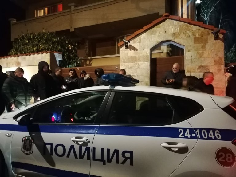 Полиция и симпатизанти на ГЕРБ пред дома на Бойко Борисов в Банкя