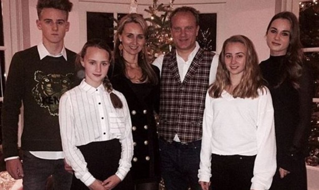 Денис Бергкамп със семейството си.