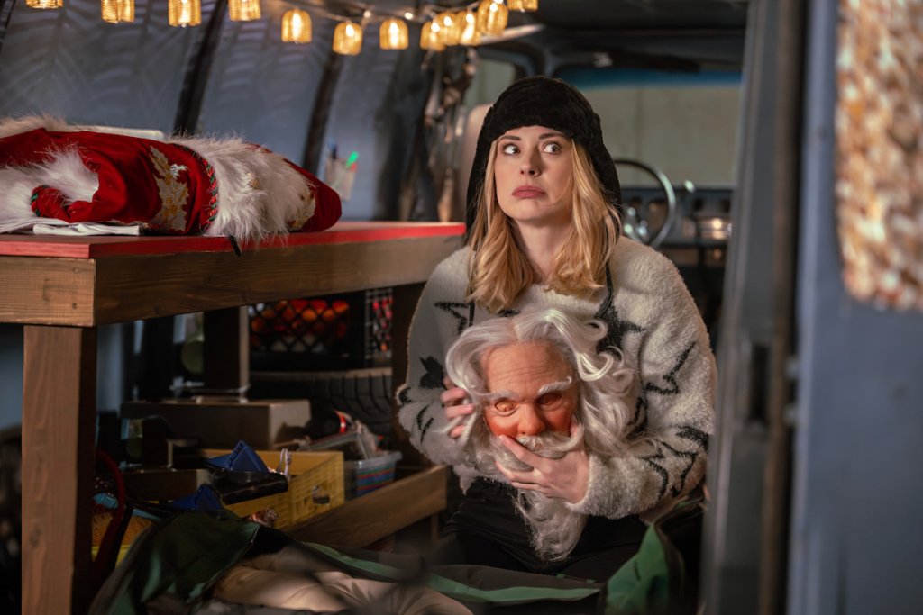 My Secret Santa

Премиера: 3 декември

Къде: в Netflix

Тейлър Джейкъбсън е самотна майка, която остава без работа в навечерието на празниците. Отчаяна, че няма да има пари, за да зарадва децата си с подаръци, Тейлър решава да се дегизира като мъж и да се опита да си намери работа като Дядо Коледа в луксозен ски курорт.