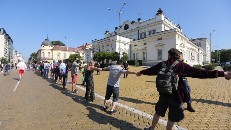 Протестиращи замеряха депутати с яйца и домати