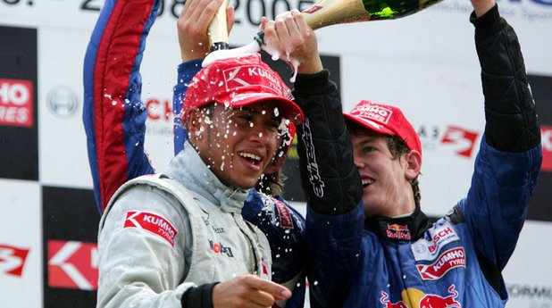 През 2005 пътищата на двамата се разделят. Хамилтън доминира в европейската Формула 3 с 15 победи в 20 старта. На снимката: младият Себастиан Фетел залива Люис с шампанско