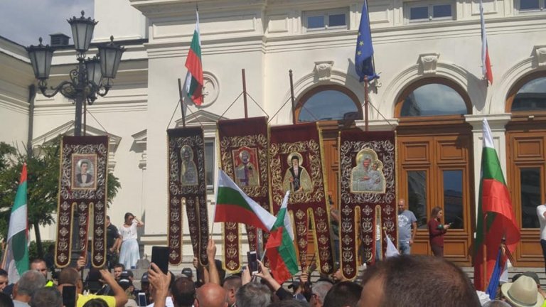 Протестът е под наслов "Оставка, съд и смяна на системата"
