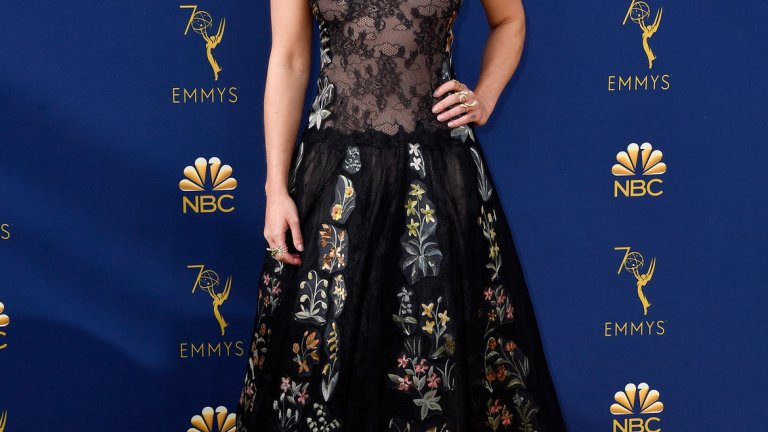  Емилия Кларк 

Или Денерис Таргариен – както предпочитате. Кларк носи черна рокля с прозрачна горна част. Заедно с колегите си от Game of Thrones получи статуетката за най-добър драматичен сериал. Предстои да я гледаме в осмия сезон на поредицата, който се очаква да излезе догодина.
