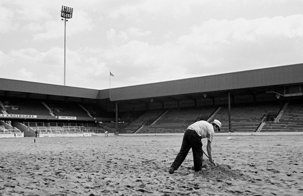 1988 г. Управата на Куинс Парк решава да замени изкуствения терен на "Лофтъс Роуд" с истинска тревна настилка след оплаквания от повечето клубове.