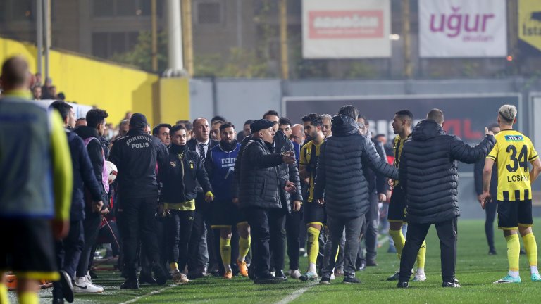 Отново скандали в Турция: Изваден от терена отбор и играчи на колене