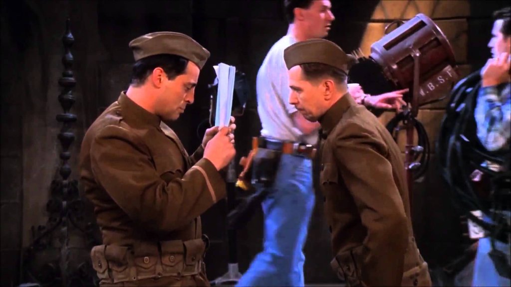 Гари Олдман
Точно преди сватбата на Моника и Чандлър Джоуи се учи да произнася правилно думите, разбирайте да плюе, именно от Гари Олдман. Двамата играят войници във филм за Първата световна война, а в една от сцените Олдман играе пр