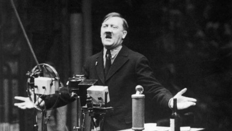 Проф. Хенди Мъри прави психопортрет на Хитлер още през 1943 г. и открива някои ключови факти и събития, които определят личността на Хитлер. Вижте в галерията кои са те.
