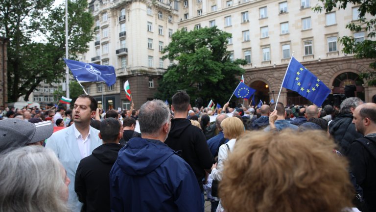 Протест срещу Румен Радев пред президентството