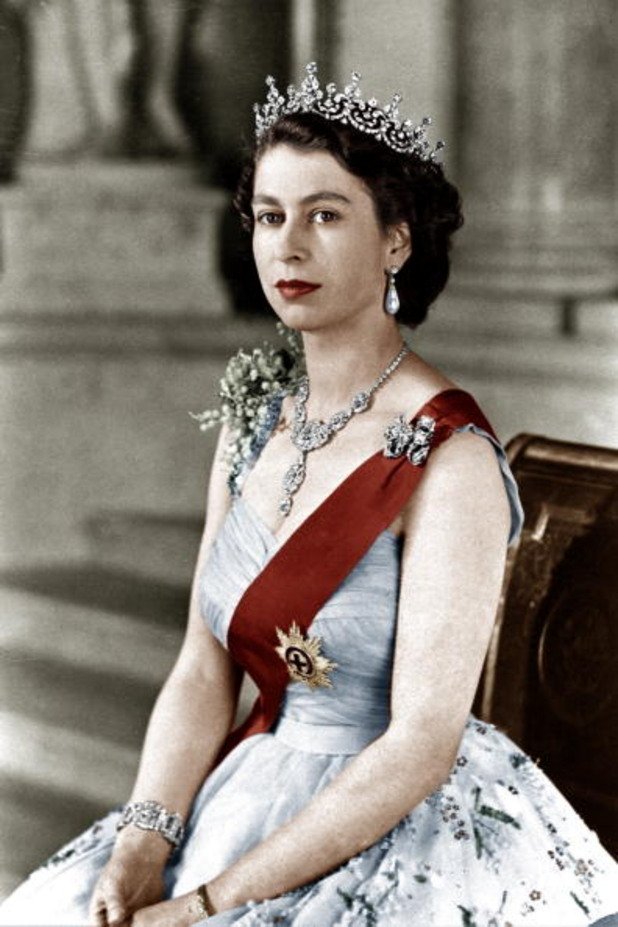 Нейно Кралско Величество Елизабет II е кралица и държавен глава на Обединеното кралство Великобритания и Северна Ирландия и на 15 страни от Британската общност (включително Канада, Австралия и Нова Зеландия). Тя е глава на Британската общност, върховен управител на Църквата на Англия, главнокомандващ британските въоръжени сили и лорд на Ман.