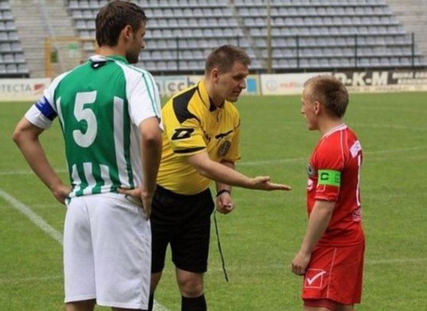 Полякът Марчин Гарух (вдясно) държи рекорда за най-нисък професионален футболист със своите 154 см.