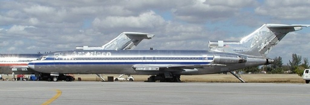 18. Да откраднеш самолет

На 25 май 2003 г. пътнически Boeing 727 излита от летището на анголската столица Луанда и изчезва в африканската нощ. Това, обаче не е регулярно изчезване на пътнически самолет, а една от най-загадъчните кражби в съвременната авиационна история.

Самолетът Boeing 727-200 дълги години лети в САЩ, но в началото на 2002 г. е продаден в Ангола, където трябва да се използва за транспортиране на дизелово гориво до отдалечени диамантени мини. Това бизнес начинание не се оказва успешно и авиолайнера престоява 14 месеца на летището в Луанда.

През май 2003 г. собственикът на самолета наема американския механик Бен Падила да преведе машината в изправно състояние, защото се подготвя продажбата й в Нигерия. Падила работи няколко дни с местни техници, а на 25 май вечерта се качва в самолета, придружен от Джон Мутанту, механик от Конго, и излита без да се свърже с летищните власти и без да съобщи за курса си.

Падила има лиценз за любител пилот, но не е известно да е квалифициран да управлява Boeing 727.
Американският собственик веднага информира властите в САЩ. В годините непосредствено след атентатите от 11 септември изчезването на цял пътнически самолет изправя на нокти американското разузнаване.

Започва мащабно разследване на ФБР, ЦРУ и Пентагона. Официално то не дава никакви резултати. Но през 2005 г. е прекратено, което носи предположенията, че американските служби са получили достоверна информация за съдбата на машината и не я считат повече за заплаха.
