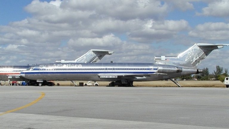 18. Да откраднеш самолет

На 25 май 2003 г. пътнически Boeing 727 излита от летището на анголската столица Луанда и изчезва в африканската нощ. Това, обаче не е регулярно изчезване на пътнически самолет, а една от най-загадъчните кражби в съвременната авиационна история.

Самолетът Boeing 727-200 дълги години лети в САЩ, но в началото на 2002 г. е продаден в Ангола, където трябва да се използва за транспортиране на дизелово гориво до отдалечени диамантени мини. Това бизнес начинание не се оказва успешно и авиолайнера престоява 14 месеца на летището в Луанда.

През май 2003 г. собственикът на самолета наема американския механик Бен Падила да преведе машината в изправно състояние, защото се подготвя продажбата й в Нигерия. Падила работи няколко дни с местни техници, а на 25 май вечерта се качва в самолета, придружен от Джон Мутанту, механик от Конго, и излита без да се свърже с летищните власти и без да съобщи за курса си.

Падила има лиценз за любител пилот, но не е известно да е квалифициран да управлява Boeing 727.
Американският собственик веднага информира властите в САЩ. В годините непосредствено след атентатите от 11 септември изчезването на цял пътнически самолет изправя на нокти американското разузнаване.

Започва мащабно разследване на ФБР, ЦРУ и Пентагона. Официално то не дава никакви резултати. Но през 2005 г. е прекратено, което носи предположенията, че американските служби са получили достоверна информация за съдбата на машината и не я считат повече за заплаха.
