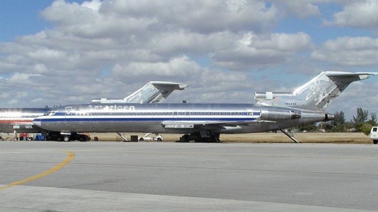 18. Да откраднеш самолет
На 25 май 2003 г. пътнически Boeing 727 излита от летището на анголската столица Луанда и изчезва в африканската нощ. Това, обаче не е регулярно изчезване на пътнически самолет, а една от най-загадъчните кражби в съвременната авиационна история.
Самолетът Boeing 727-200 дълги години лети в САЩ, но в началото на 2002 г. е продаден в Ангола, където трябва да се използва за транспортиране на дизелово гориво до отдалечени диамантени мини. Това бизнес начинание не се оказва успешно и авиолайнера престоява 14 месеца на летището в Луанда.
През май 2003 г. собственикът на самолета наема американския механик Бен Падила да преведе машината в изправно състояние, защото се подготвя продажбата й в Нигерия. Падила работи няколко дни с местни техници, а на 25 май вечерта се качва в самолета, придружен от Джон Мутанту, механик от Конго, и излита без да се свърже с летищните власти и без да съобщи за курса си.
Падила има лиценз за любител пилот, но не е известно да е квалифициран да управлява Boeing 727.
Американският собственик веднага информира властите в САЩ. В годините непосредствено след атентатите от 11 септември изчезването на цял пътнически самолет изправя на нокти американското разузнаване.
Започва мащабно разследване на ФБР, ЦРУ и Пентагона. Официално то не дава никакви резултати. Но през 2005 г. е прекратено, което носи предположенията, че американските служби са получили достоверна информация за съдбата на машината и не я считат повече за заплаха.