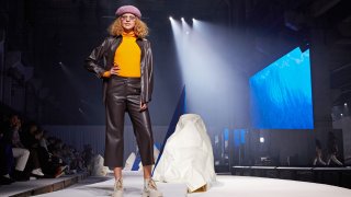 Кожата също може да е минималистична
Един от най-удобните начини да добавите кожения панталон към гардероба си е като намерите модел в кройка на класически панталон - прав или чарлстон. Щом само материята е различна, лесно ще се приспособите към тенденцията. А ако драстичните експерименти не са по вкуса ви, съчетайте панталона с пуловер с поло яка, което придава по-минималистичен и обран вид.