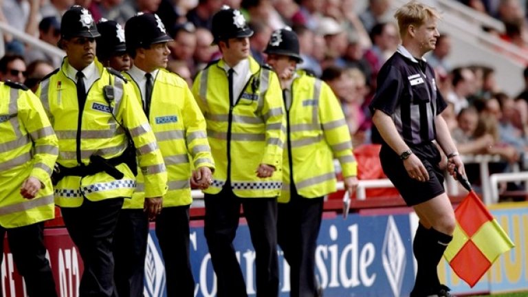 6. Уест Хем – Лийдс 1:5, май 1999 г. 
Всичко на „Ъптън парк” се разпадаше. Пет гола във вратата и изгонен Шака Хислоп. Играчите на Уест Хем дори се опитаха да погнат съдията, а накрая и Стив Ломас не се сдържа. А полицията трябваше да пази страничния рефер от недоволството на феновете.