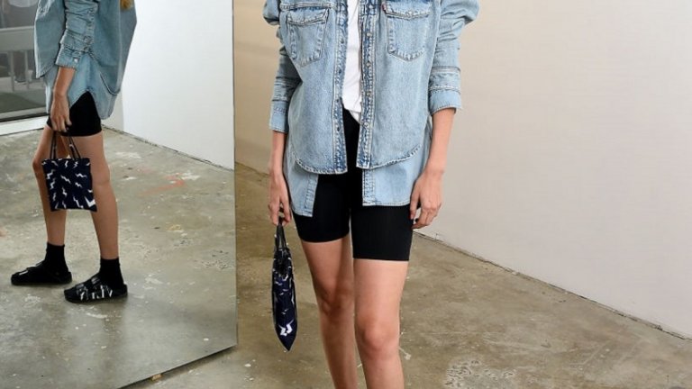 Атлежър
Луксозното спортно и активно облекло беше най-големият тренд на десетилетието. Защо? Защото ако лесният дрескод на кецове на платформи и луксозни спортни дрехи може да ви отведе от офиса през деня до любовна среща вечерта, защо не?