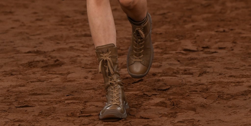 Британската провинциална естетика
Тази зима обувките поемат елегантността на английските имения на провинцията. Вдъхновението идва от спокойствието на селските пътеки, дъждовните дни и класическите интериори, а резултатът са модели, които съчетават уют и стил.