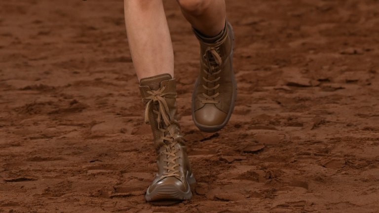 Британската провинциална естетика
Тази зима обувките поемат елегантността на английските имения на провинцията. Вдъхновението идва от спокойствието на селските пътеки, дъждовните дни и класическите интериори, а резултатът са модели, които съчетават уют и стил.