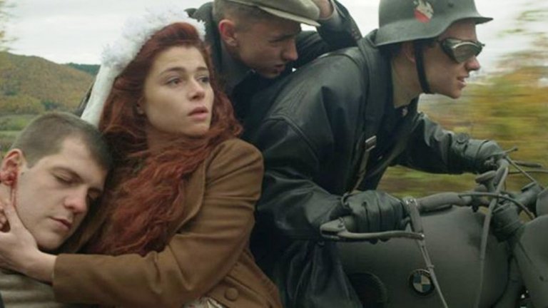 6. "Моторът" (премиера: 12 октомври)
Българското предложение този месец е на режисьора Валентин Гошев и е базирано на автобиографичната книга "Следеният човек" на Веселин Бранев за спомените на автора от Втората световна война. "Моторът" разказва за трима млади приятели, които войната събира в село край Благоевград. Именно там те за пръв път се срещат с любовта и омразата. Моторът от заглавието е собственост на един от тях - немецът Вили, който по време на войната е работил в немска военна фабрика и е пътувал навсякъде със своята любима машина. Ако решите да подкрепите българското кино, в главните роли ще ви очакват Александра Радичева и Димитър Ангелов.