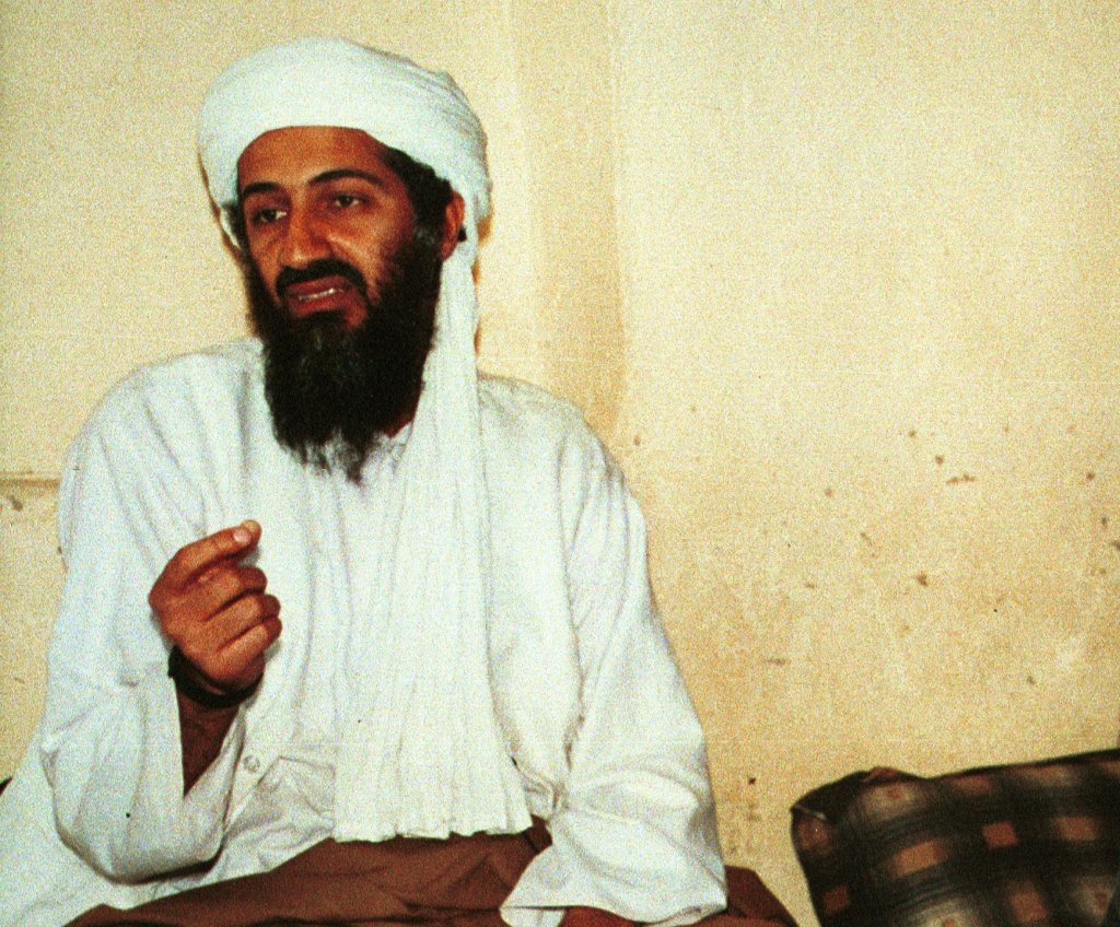 Осама бин Ладен

Този човек се превърна в лицето на глобалния джихад през последните три десетилетия. Той е един от основателите на Ал Кайда, дългогодишен лидер на организацията и мозъкът зад терористичните атаки от 11 септември и тези срещу американските посолства в Кения и Танзания през 1998 г., при които загиват над 220 цивилни.

Бин Ладен израства като наследник на богата саудитска фамилия и използва своето богатство, за да подпомогне съпротивата на муджахидините в Афганистан във войната срещу СССР. Там създава връзките и контактите с талибаните, които по-късно ще му помогнат да използва страната като база за своите терористични операции. 

След атаките от 11 септември американското правителство обявява награда от 25 милиона долара за неговата глава на бин Ладен и повежда 10-годишна кампания за залавянето му. В крайна сметка през 2011 г. е открит и ликвидиран в Пакистан при операция на щатските специални части.