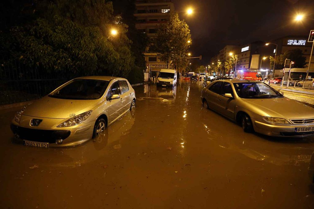 2048x1536-fit_voitures-rue-inondee-nice-3-octobre-2015