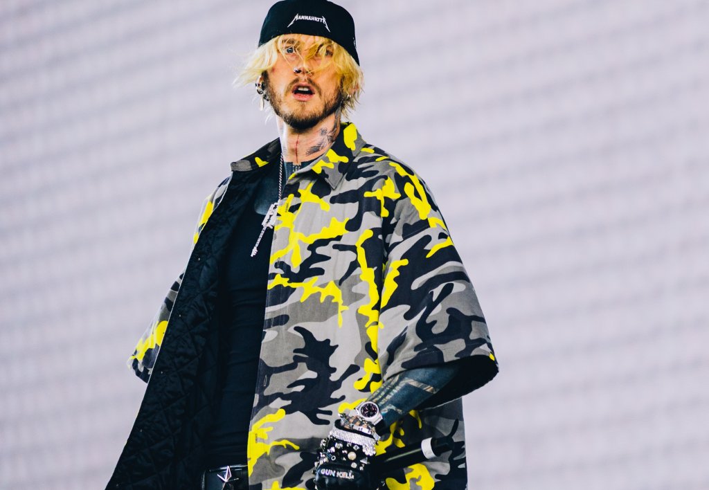 Machine Gun KellyШапка с козирка с шрифта на Metallica, камуфлаж в жълто и черно, ръкавици с метални шипове – какво може да се обърка? Всичко. С други думи Machine Gun Kelly извежда кича на ново ниво с дрехите си за Coachella.