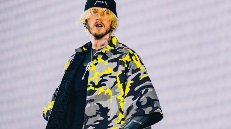 Machine Gun KellyШапка с козирка с шрифта на Metallica, камуфлаж в жълто и черно, ръкавици с метални шипове – какво може да се обърка? Всичко. С други думи Machine Gun Kelly извежда кича на ново ниво с дрехите си за Coachella.