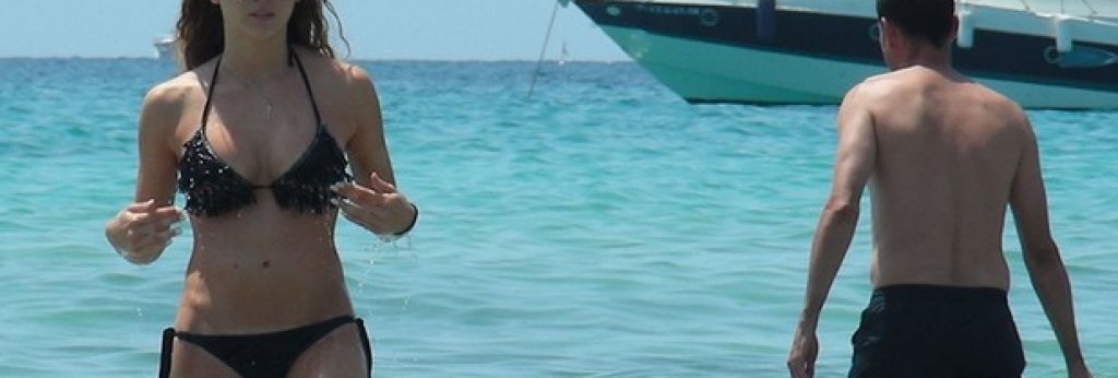 Клаудия Йеро
Семейство Йеро трудно остава встрани от жълтите испански медии – снимки на Клаудия по бански от лятната й ваканция на остов Ибиса зарадваха читателите, които успяха да разберат, че брат й Алваро е гадже на Мис Испания Дезире Кордеро. Гаджето на Клаудия е футболист – Алваро Васкес.