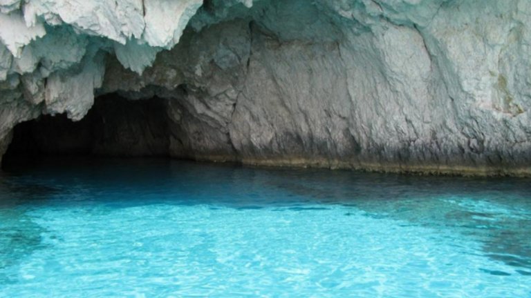 Един от обичаните варианти от българите е остров Закинтос в Йонийско море.