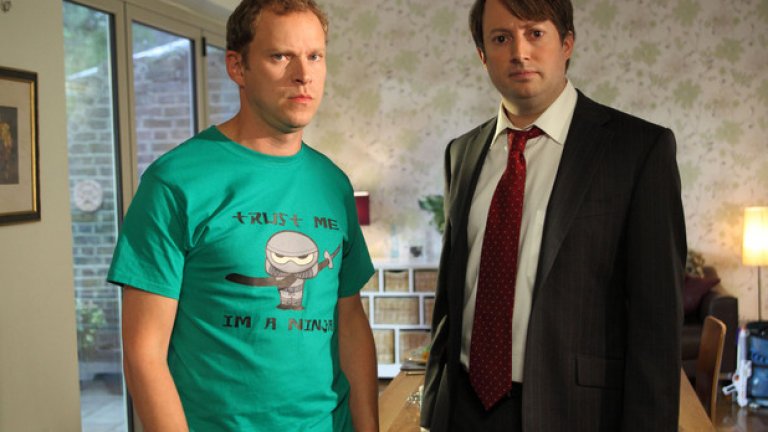 Peep Show
След като тръгна още през 2003 г., Peep Show ще завърши окончателно към края на годината. Комедийното дуо Робърт Уеб и Дейвид Мичъл ще изостави ролите на Марк и Джереми, но сериалът ще бъде запомнен като една от по-добрите комедии в последното десетилетие.