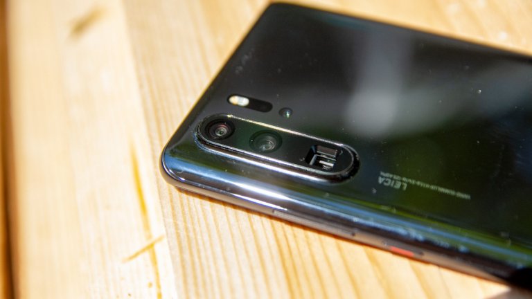 Телефонът има 3 сензора и една ToF камера.