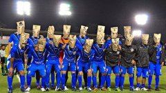 Отборът на Селая влезе в световните агенции с нетрадиционния протест на футболистите