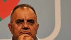 Парламентът освободи Божидар Димитров като министър за българите в чужбина и закри поста му...