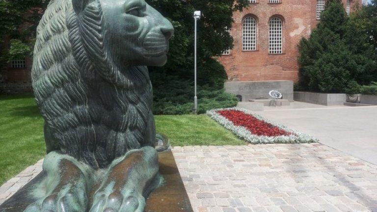 Бронзовият лъв при Паметника на незнайния воин, Андрей Николов