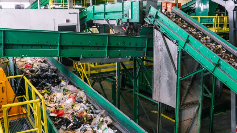 Системата наблюдава това, което минава по лентите за сортиране.