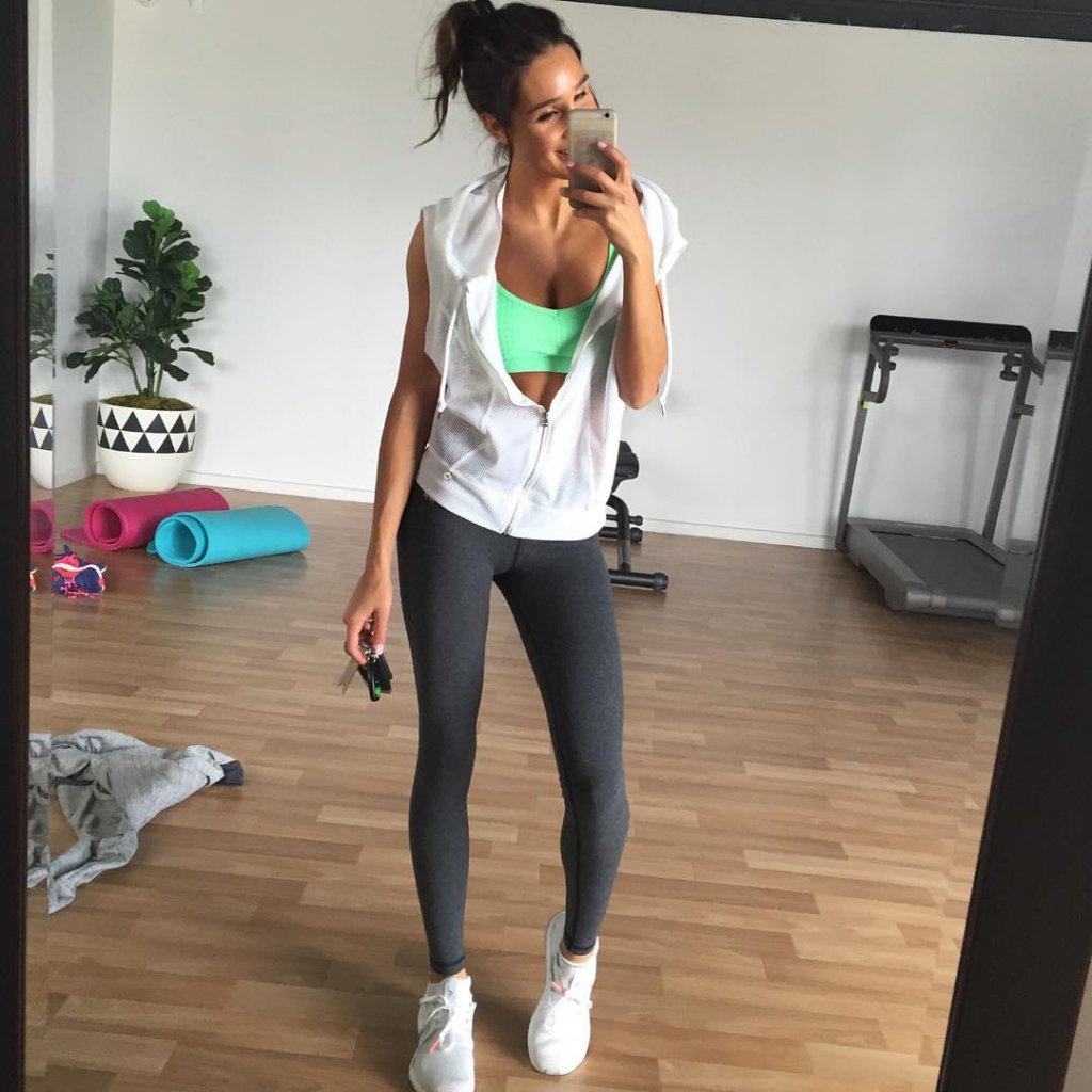 Kayla Itsines – 4 900 000 лири